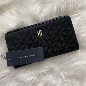 NWT Tommy Hilfiger Wallet